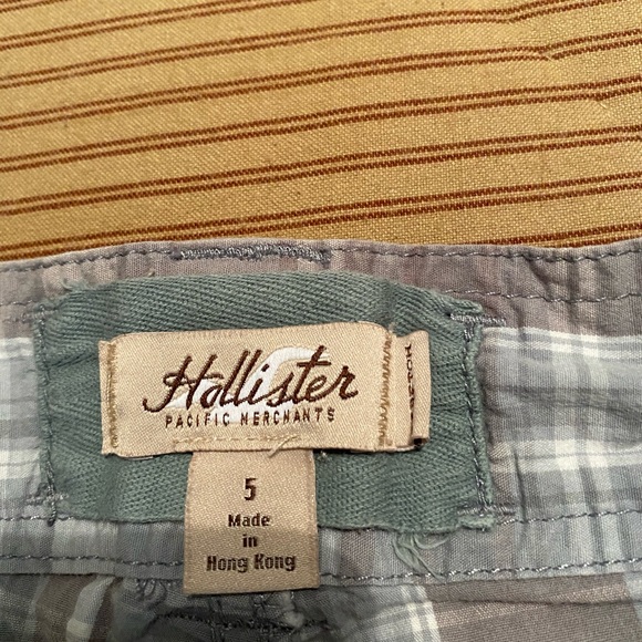 Hollister Plaid Bermuda Shorts. Size 5. Zipper/button. Pockets. - Picture 3 of 5